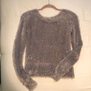 Cache furry sweater